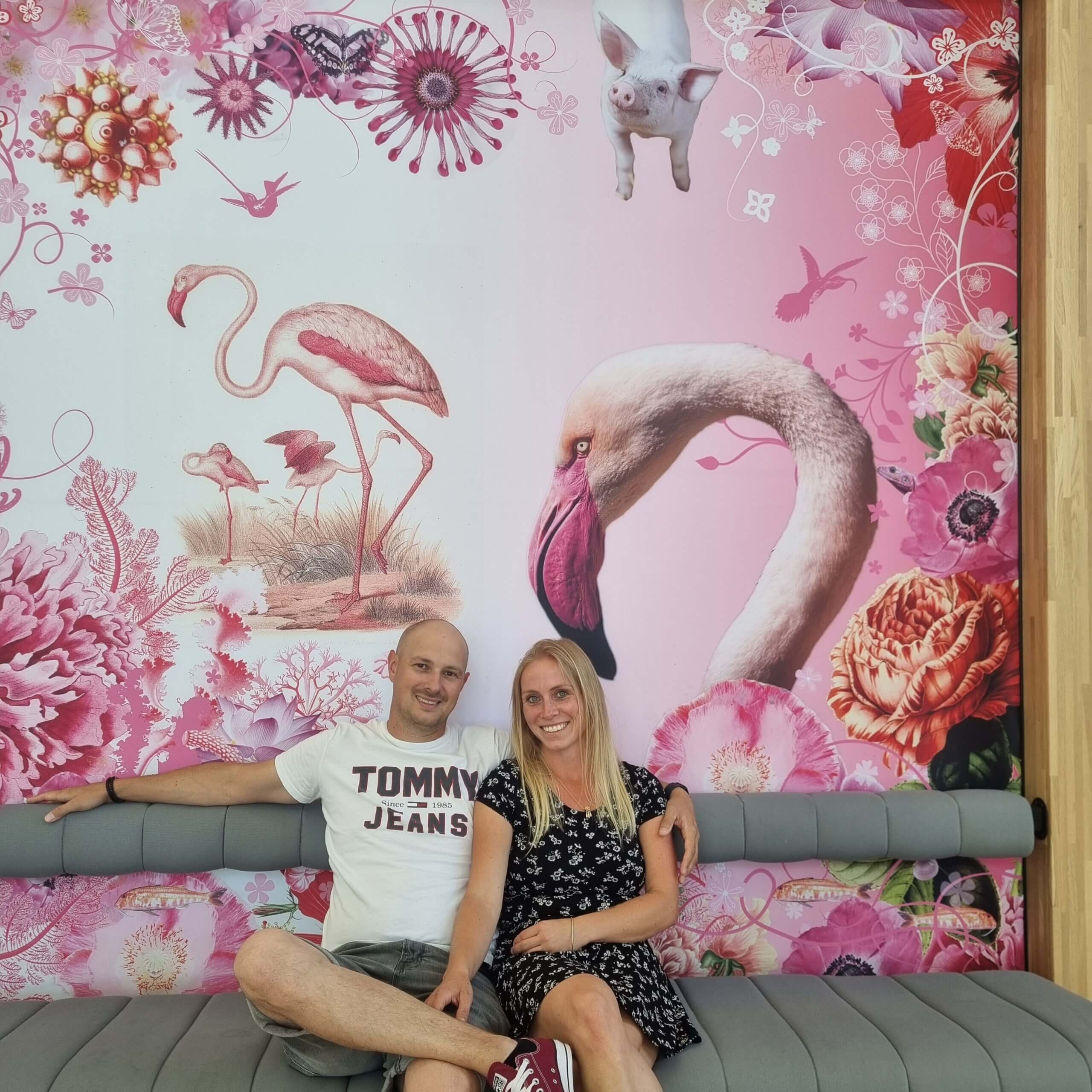 Bild von Nadine und Mark vor einem Flamingo